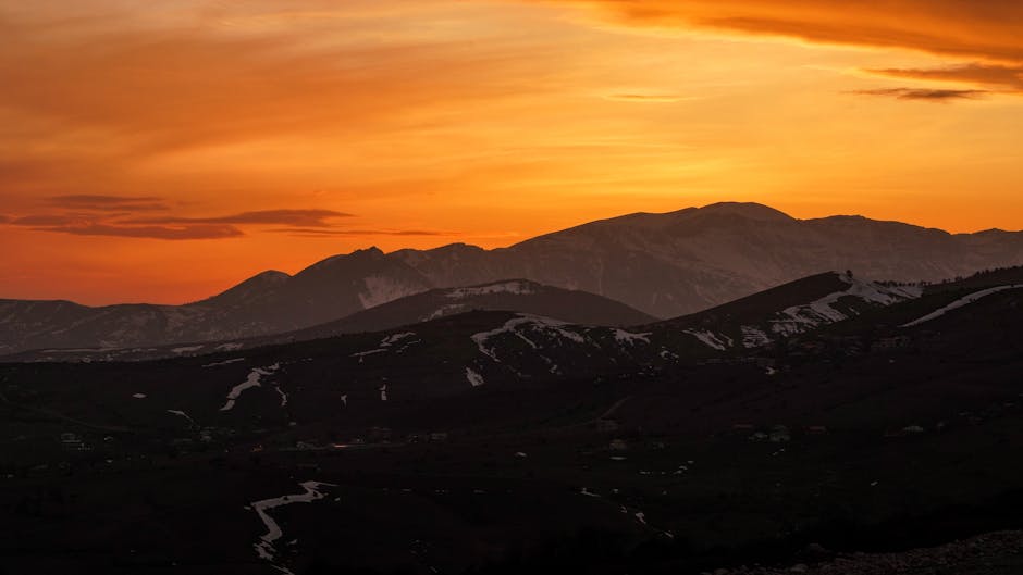 Tramonto arancione sulle montagne innevate della Sila in Calabria