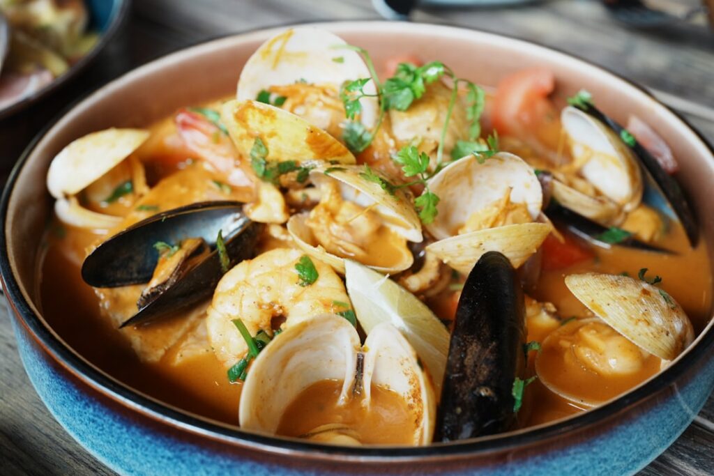 Bol de fruits de mer mijotés avec moules, palourdes et crevettes calabrais