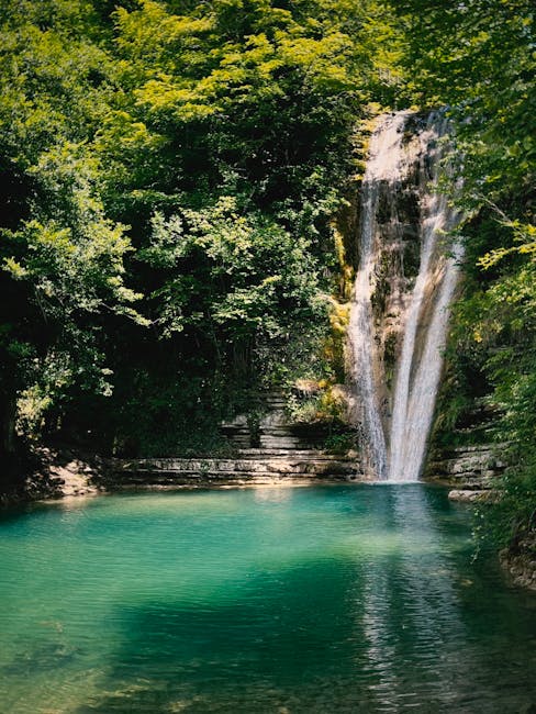 Pozza d'acqua turchese ai piedi di una cascata nella Sila, Calabria