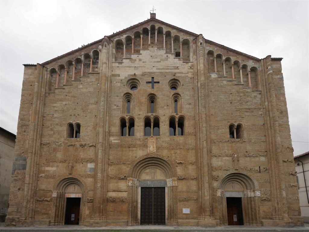 Gevel van de Duomo di Gerace, Romaans-gotische kathedraal