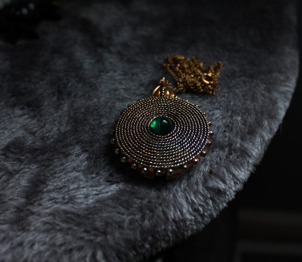 Pendentif en filigrane doré avec pierre verte, bijou artisanal calabrais