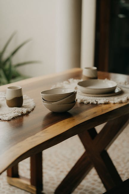 Tavolo con ciotole in ceramica artigianale, stile calabrese minimalista