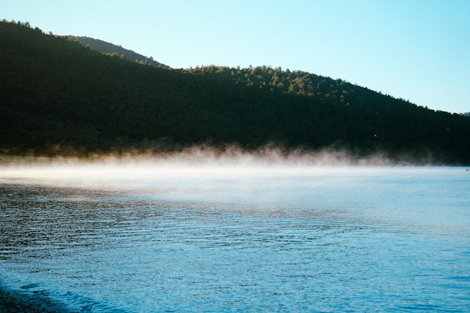 Lago della Sila con nebbia mattutina che sfuma verso i monti, Calabria