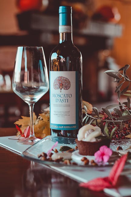 Bouteille de Moscato d'Asti, verre et desserts, décor de dégustation en Calabre