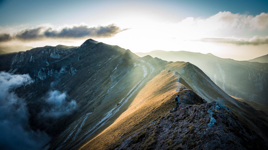 Wanderer auf schmalem Grat im Pollino-Gebirge in Kalabrien bei Sonnenaufgang