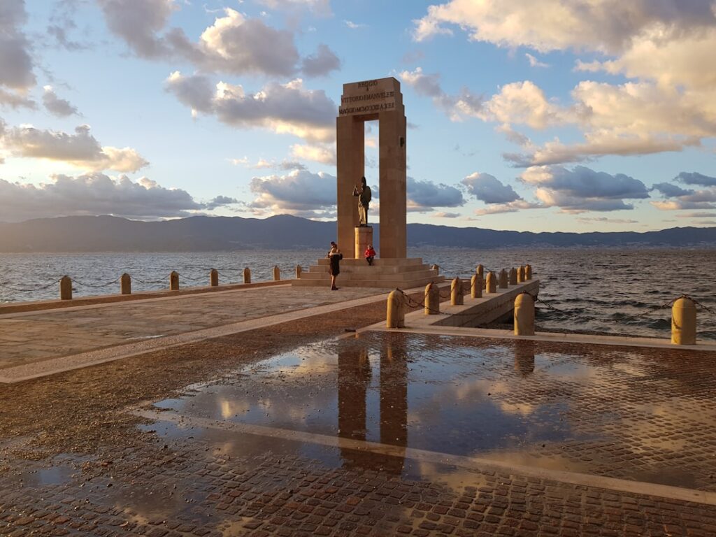 Monument et statue sur une jetée au bord de mer en Calabre