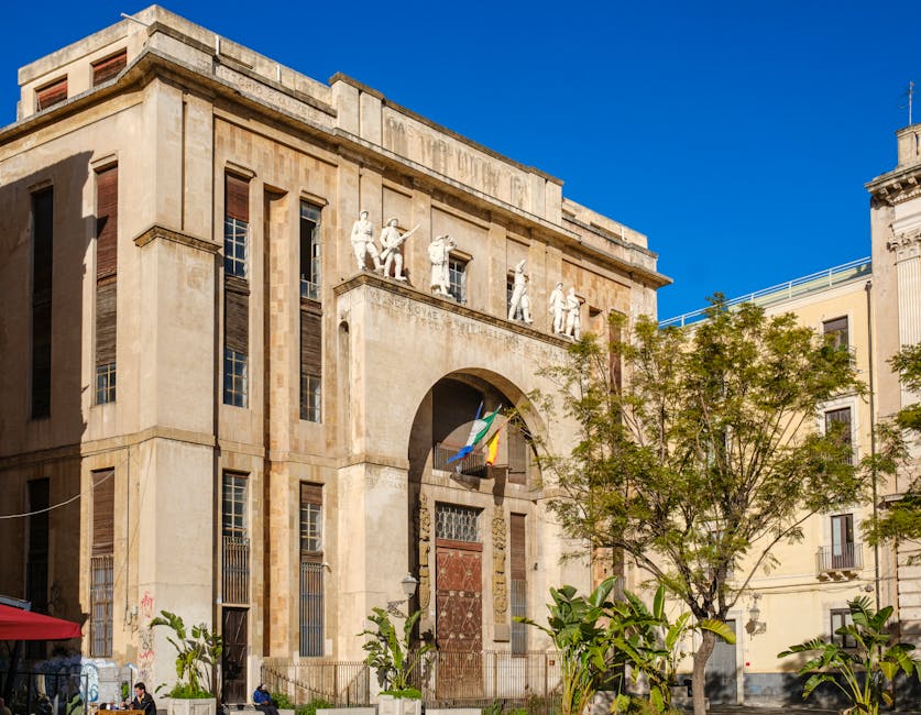 Edificio storico con archi e statue nel centro di una città calabrese
