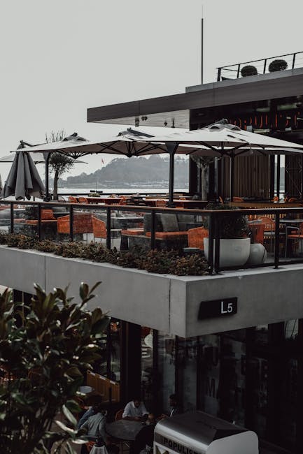 Terrasse de restaurant en bord de mer avec parasols et vue côtière en Calabre