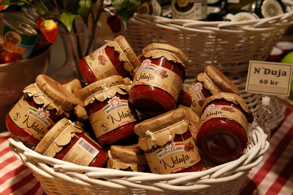 Gläser mit „Nduja“, scharfem kalabrischen Aufstrich, in einem Korb.