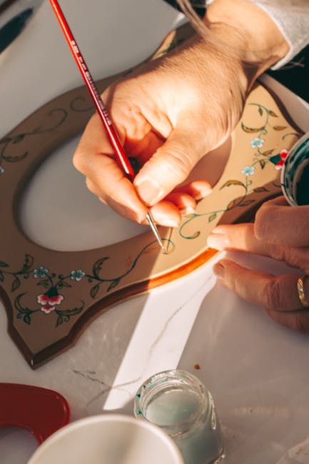 Pittore decora motivi floreali su ceramica tradizionale in Calabria