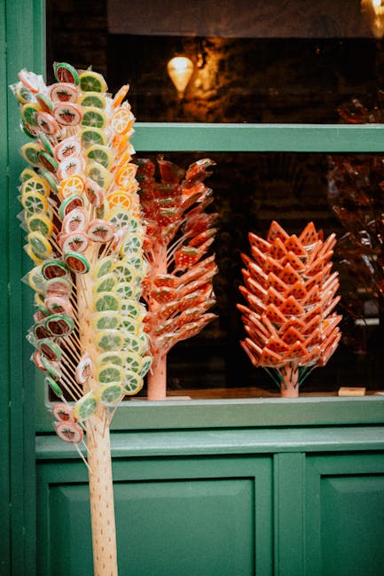 Bunte kandierte Bergamotte-Spieße im Schaufenster einer Kalabrien-Boutique