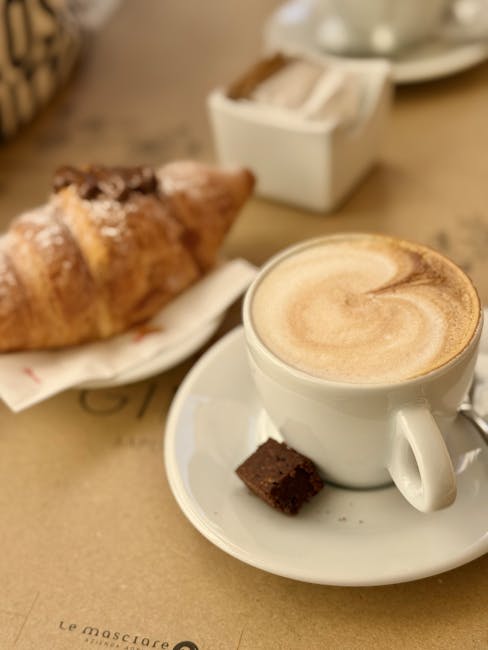 Dorftplatz in Kalabrien am Morgen mit Gebäck und Espresso