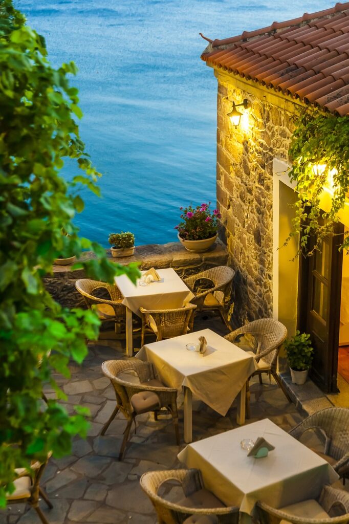 Abendliche Strandterrasse mit Tischen und Blick aufs Meer in Kalabrien