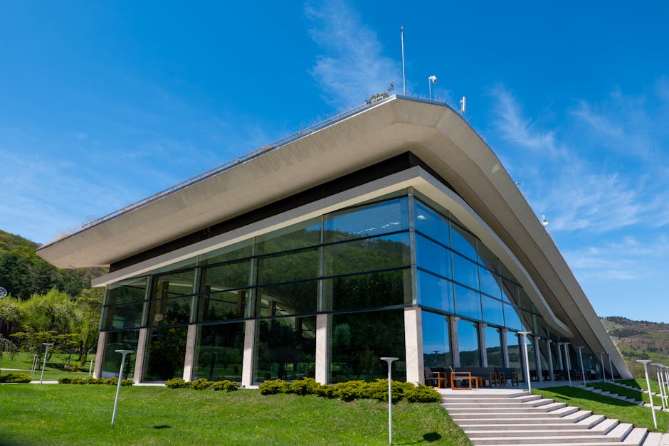 Modernes Besucherzentrum mit Glasfassade und geschwungener Dachform in Kalabrien