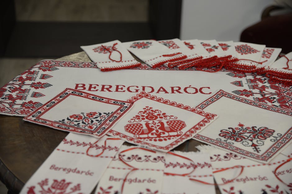 Napperons et serviettes blancs brodés en rouge, motifs traditionnels détaillés