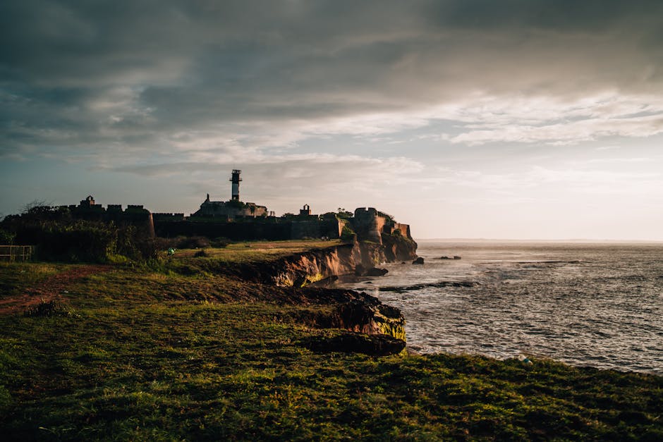 Stary fort z latarnią morską na skalistym wybrzeżu Kalabrii.