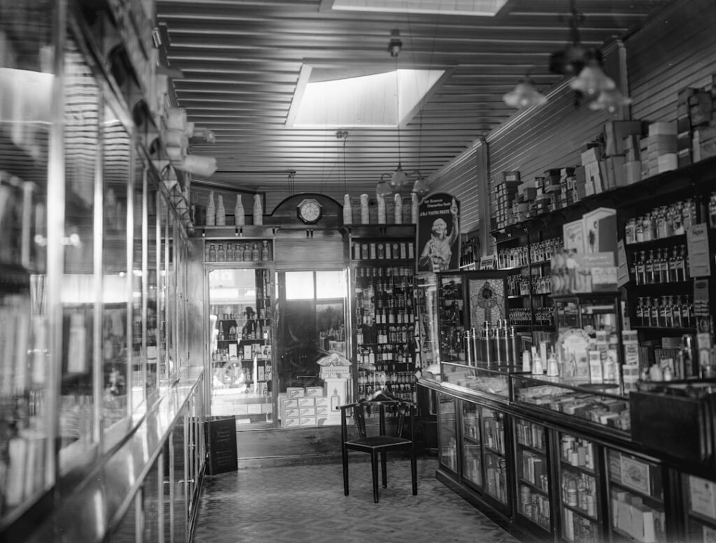 Oud interieur van kruidenierswinkel met houten kasten en klok