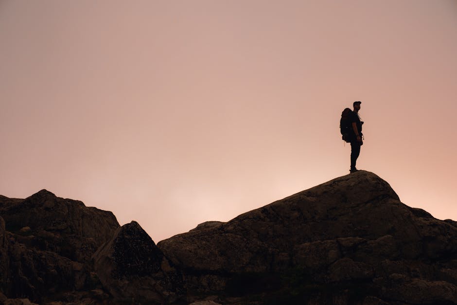Wanderer steht auf Felsgrat bei Dämmerung im Nationalpark Pollino, Kalabrien