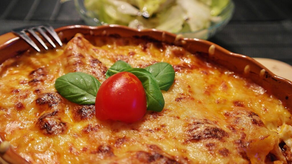 Traditionelles, in Tongefäß gebackenes Gericht in einer Pirofila