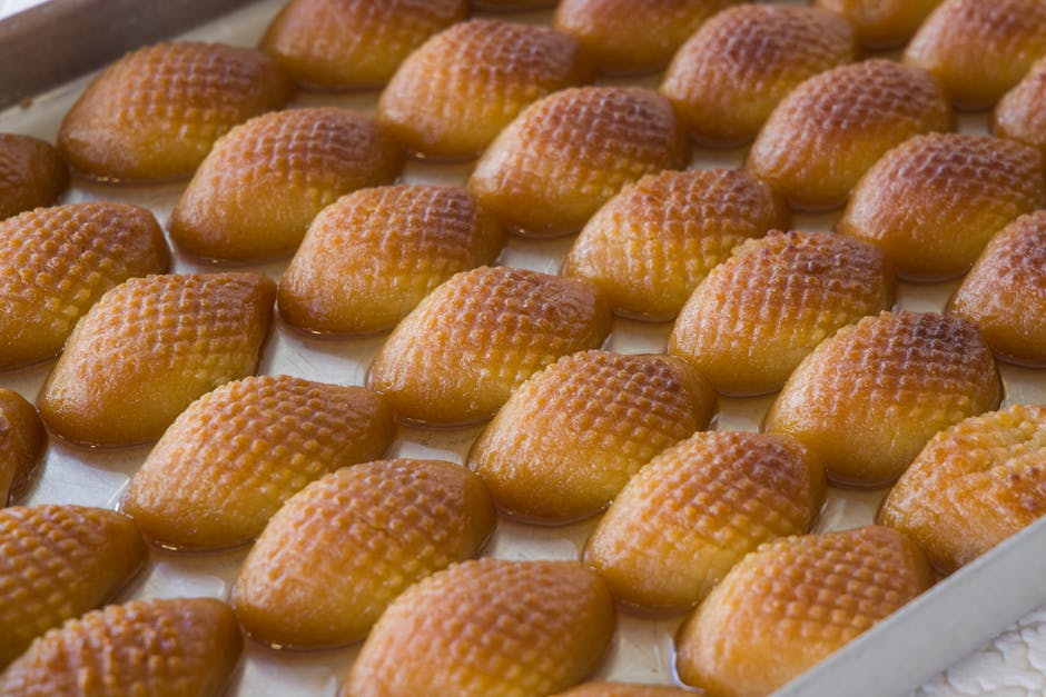 Reihen goldbrauner, sirupartiger Gebäckstücke auf Blech in Kalabrien