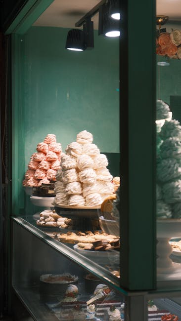 Schaufenster mit hohen Baisertürmen und Gebäck in einer kalabrischen Patisserie