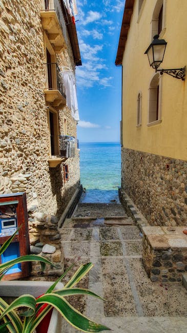 Vicolo tra case in pietra che porta al mare calabrese
