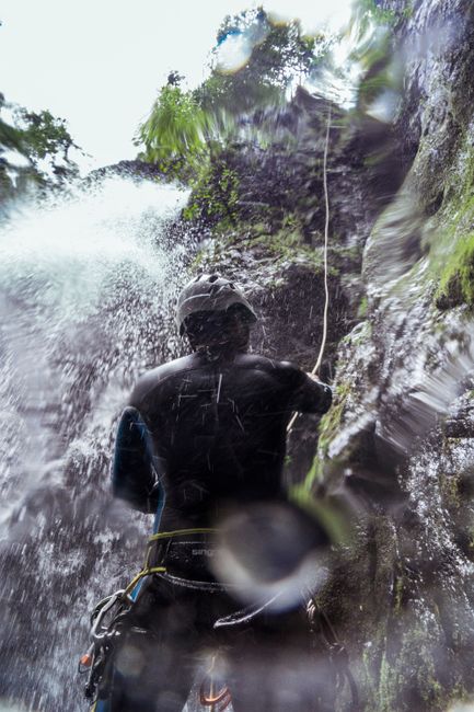 Sprzęt do canyoningu: kask i uprząż nad rzeką