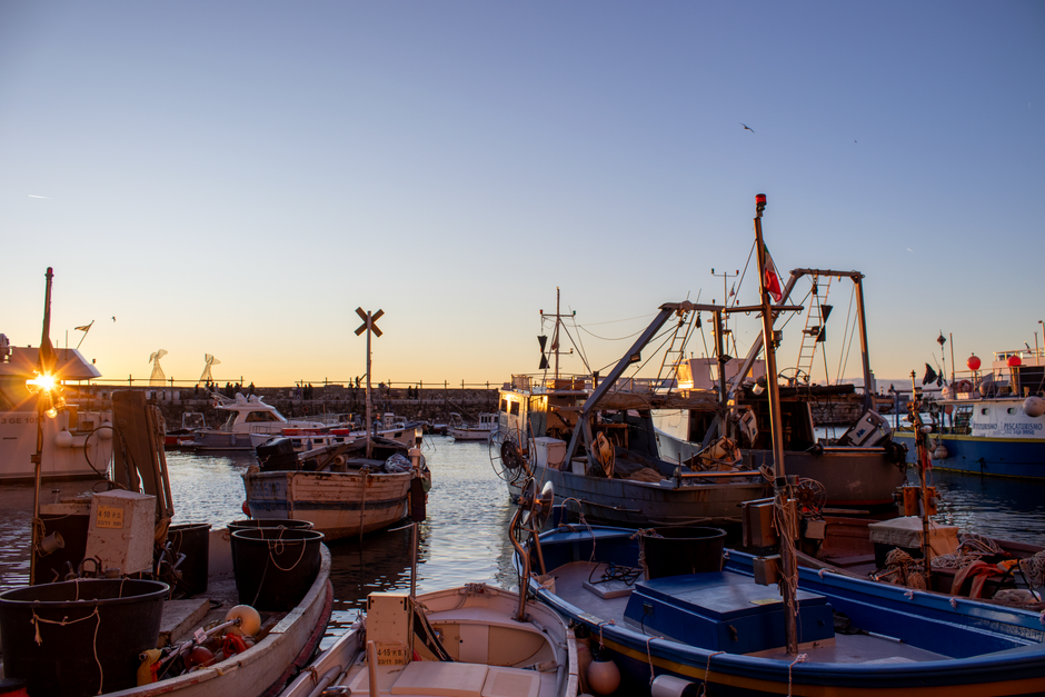 Fischerboote am Ufer von Chianalea in Scilla bei Sonnenuntergang