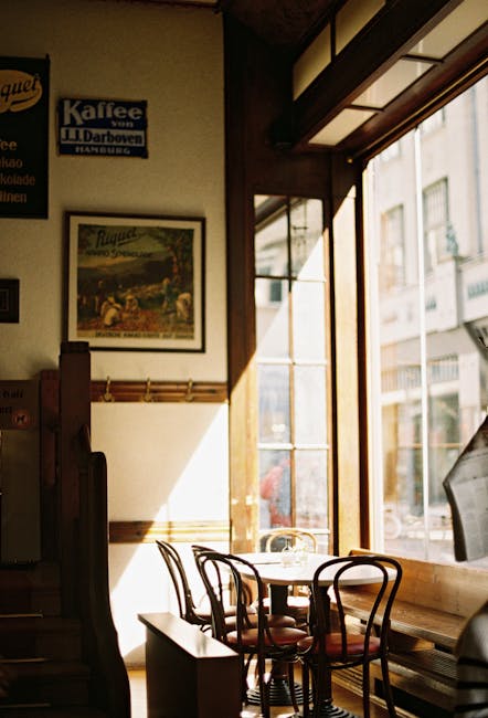 Historisches Café-Interieur, das Espresso in der Altstadt von Pizzo serviert