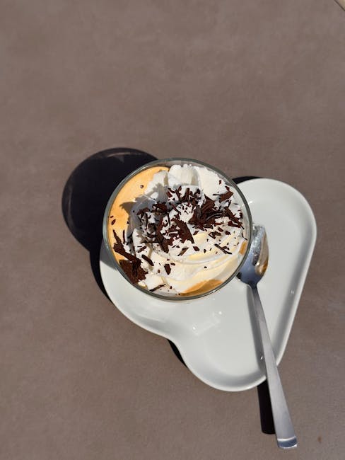 Glas mit Espresso-Dessert, Sahne und Schokoladenraspeln in Kalabrien
