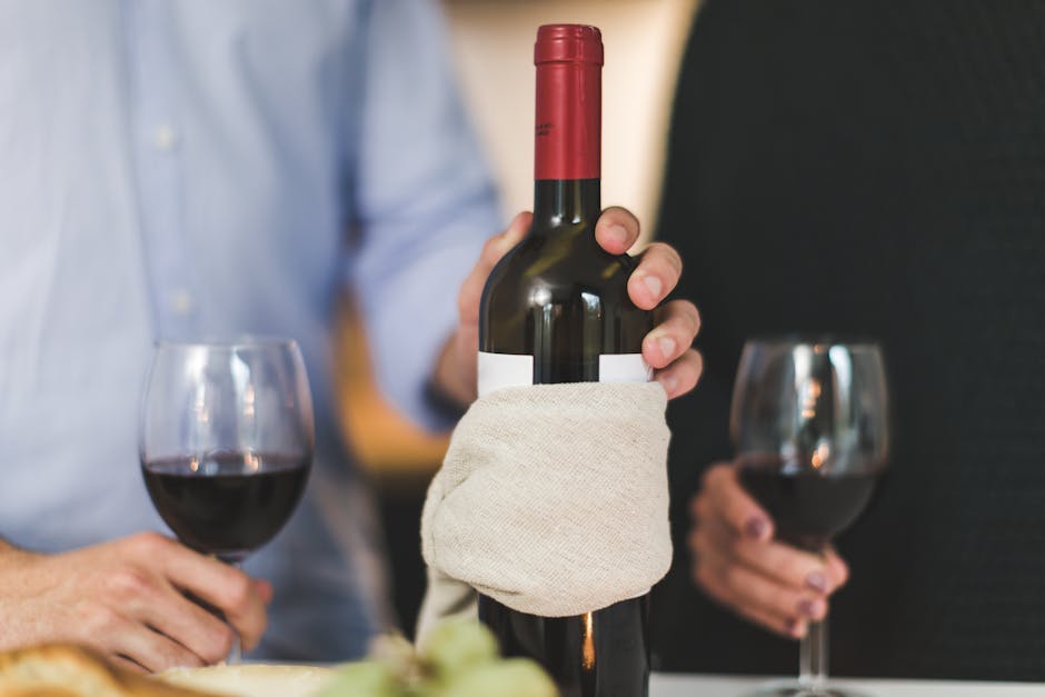 Bottiglia di vino rosso presentata durante una degustazione in Calabria