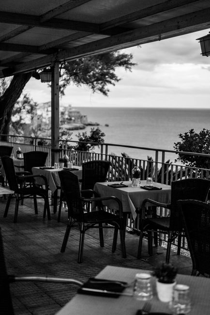 Überdachte Restaurantterrasse mit Blick aufs Meer in Kalabrien