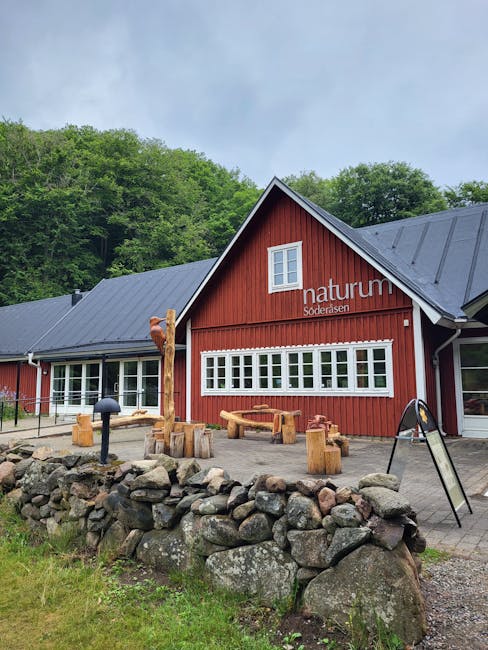 Czerwony budynek centrum Naturum Söderåsen przy lesie