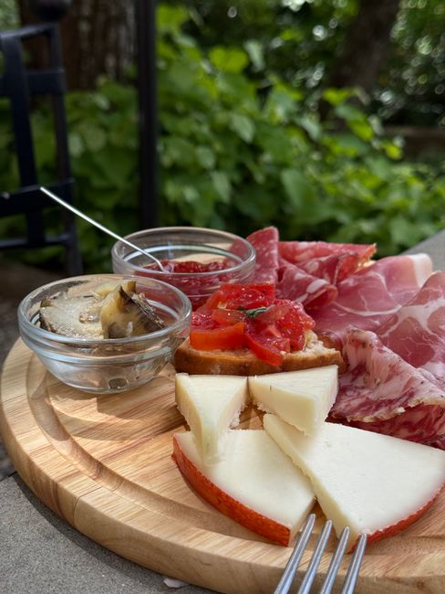 Rustikale Aufschnittplatte mit Pecorino und Salumi auf dem Dorfplatz von Stilo