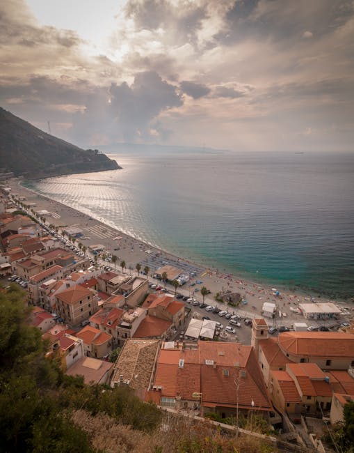 Veduta dall'alto di paese calabrese con lungomare e spiaggia sabbiosa