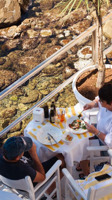 Tisch eines Meeresrestaurants mit Meeresfrüchteplatte in Chianalea, Scilla