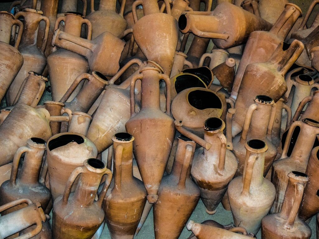 Anfore in terracotta antiche impilate, ricordo delle tradizioni calabresi
