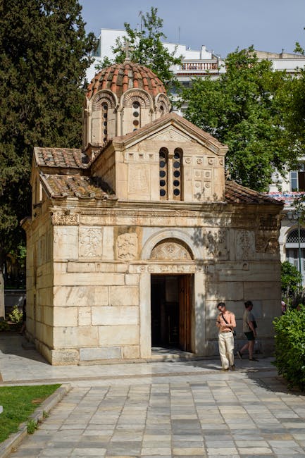 Kleine Byzantijnse kapel tussen bomen met bezoekers in Calabrië