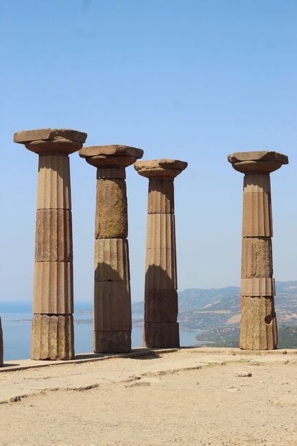 Colonnes antiques de Locri se dressant face à la mer en Calabre