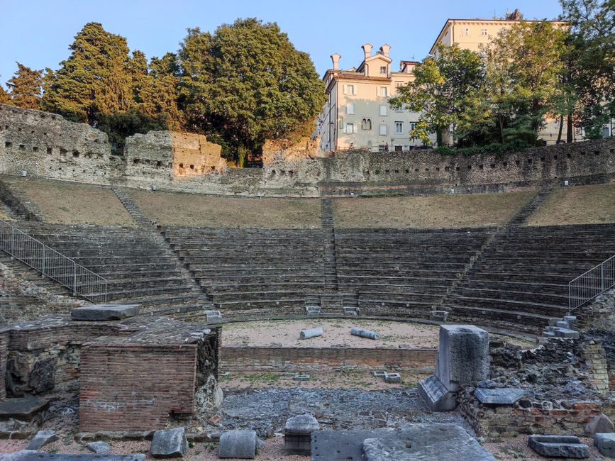 Théâtre antique en gradins entouré de maisons, vestiges en Calabre