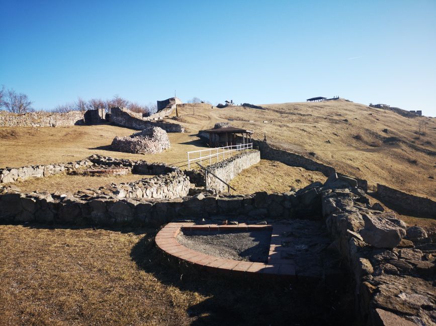 Vestiges de ruines antiques sur une colline, site archéologique en Calabre