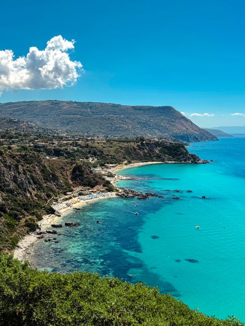 Criques turquoises et falaises le long de la côte de Calabre