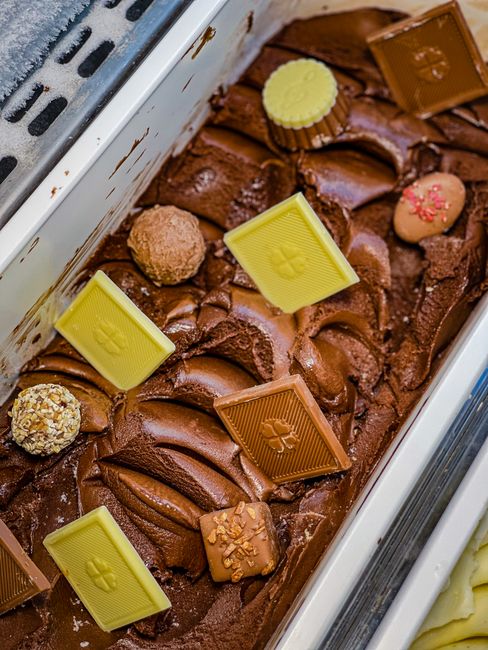Italiaans ijs in tartufo‑stijl op een historisch plein aan zee