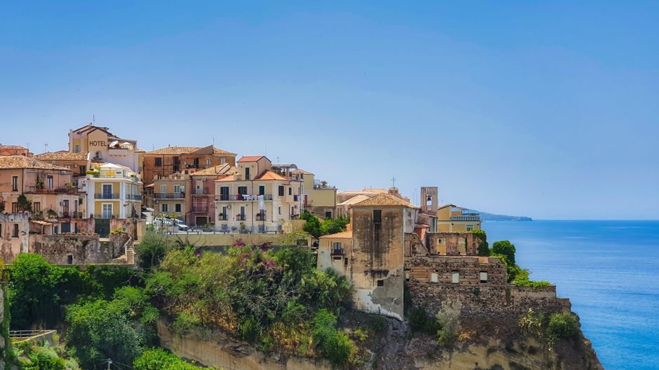 Village perché aux maisons colorées dominant la mer en Calabre