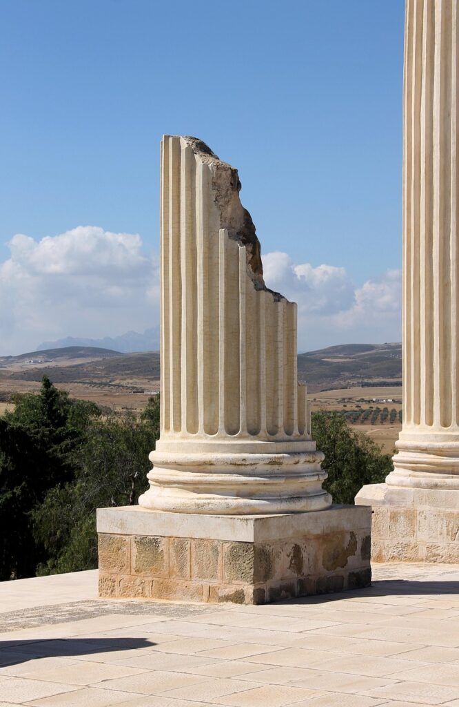 Colonne ionique brisée sur socle, vestige d'un temple en Calabre