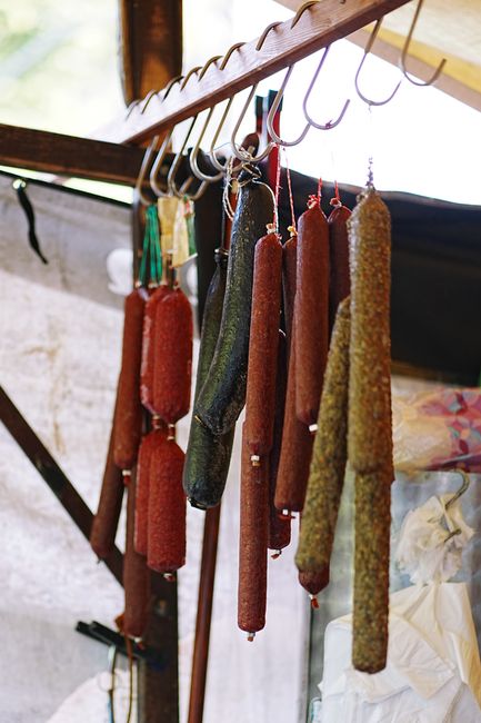 Hangende salami en 'nduja-worst op markt in Calabrië
