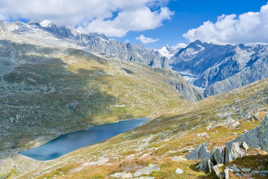 Lac alpin encadré de sommets et glaciers près de Trente