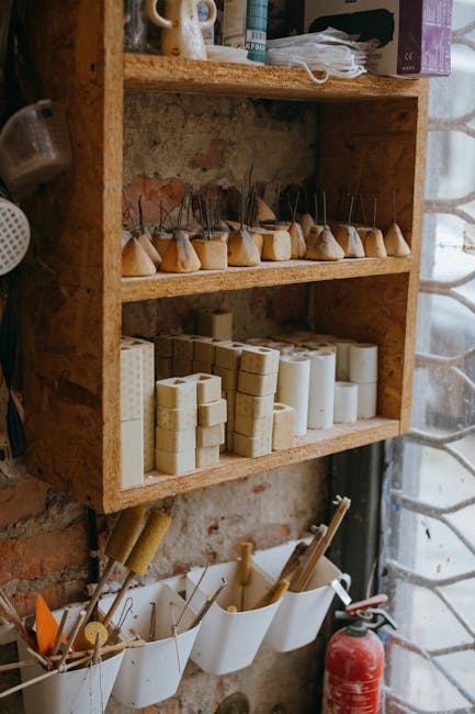 Outils et moules sur étagère dans un atelier artisanal à Trente