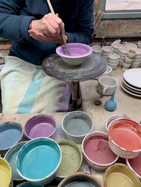 Artisan peint un bol en céramique avec glaçures colorées à Trente