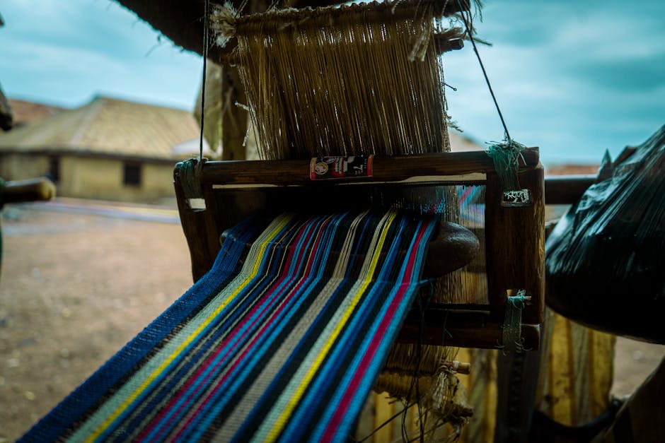 Métier à tisser produisant un tissu rayé coloré dans un atelier artisanal à Trente